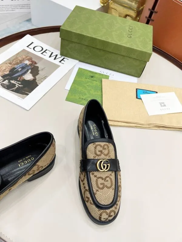 👟👟Ex-factory price 440👟👟 2022 new G family classic design loafers, made of V-shaped quilted effect leather, double G monogram evolved from Gucci, calf leather, mixed sheepskin lining, heel height 1.5 cm, original molded wear-resistant Tpu outsole. Code number 35-42,